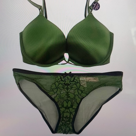 Victoria’s Secret 32D small panties bra set